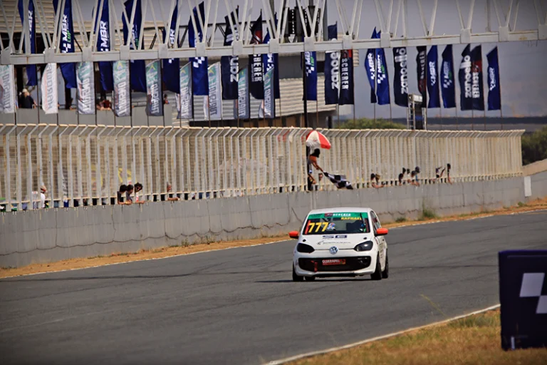 Raphael Futsuki recebe a bandeirada na frente na primeira bateria da MBR Cup em Curvelo